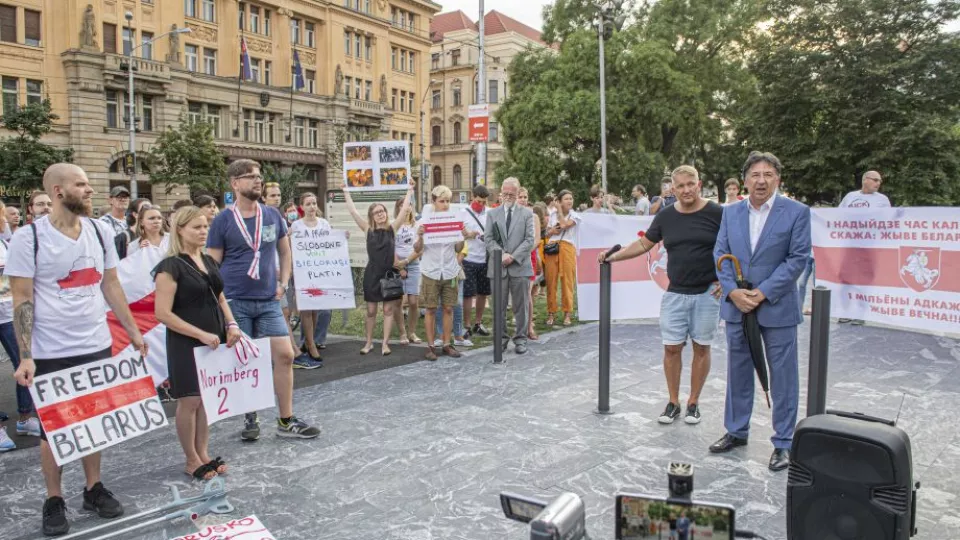 Na snímke minister životného prostredia SR Ján Budaj verejného zhromaždenia Za slobodné Bielorusko na Námestí SNP v Bratislave.