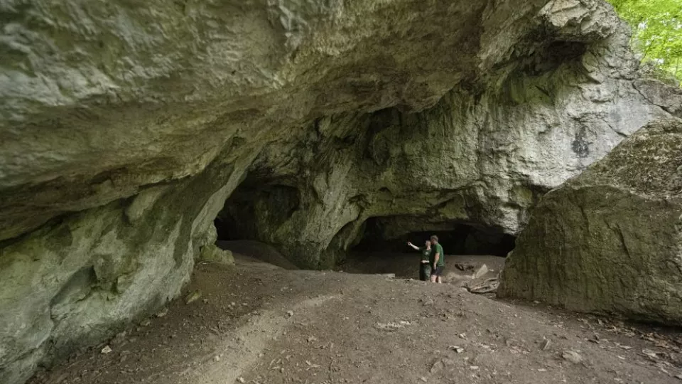 Na snímke jaskyňa Deravá skala v Mokrej doline v národnej prírodnej rezervácii Kršlenica