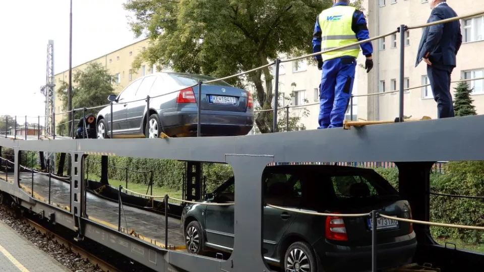 Na archívnej snímke autovozeň v terminále na nákladku autovlaku v Košiciach