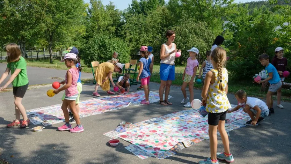 Na snímke deti maľujú počas Letnej školy na Základnej škole Škultétyho ulica v Nitre