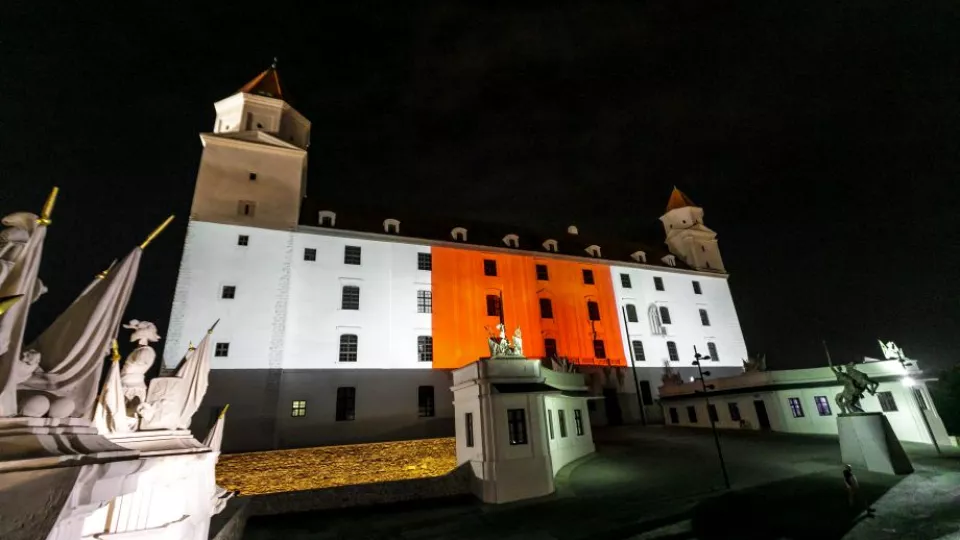 Na snímke Bratislavský hrad, ktorý je nasvietený symbolicky na bielo-červeno na znak solidarity s protestujúcimi občanmi Bieloruska.