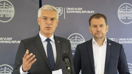 Na snímke vpravo predseda vlády SR Igor Matovič (OĽaNO) a minister zahraničných vecí a európskych záležitostí SR Ivan Korčok (nominant SaS)