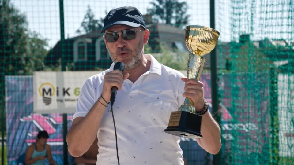 Na snímke prezident Slovenského olympijského a športového výboru (SOŠV) Anton Siekel s Putovným pohárom prezidenta SOŠV počas prvého ročníka Prešov Bechvolley Cup.