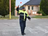 Na snímke mestský policajt zastavuje premávku na priechode pre chodcov v Trnave