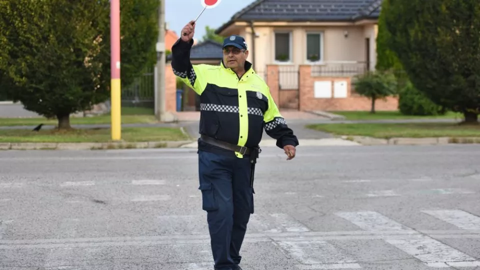 Na snímke mestský policajt zastavuje premávku na priechode pre chodcov v Trnave