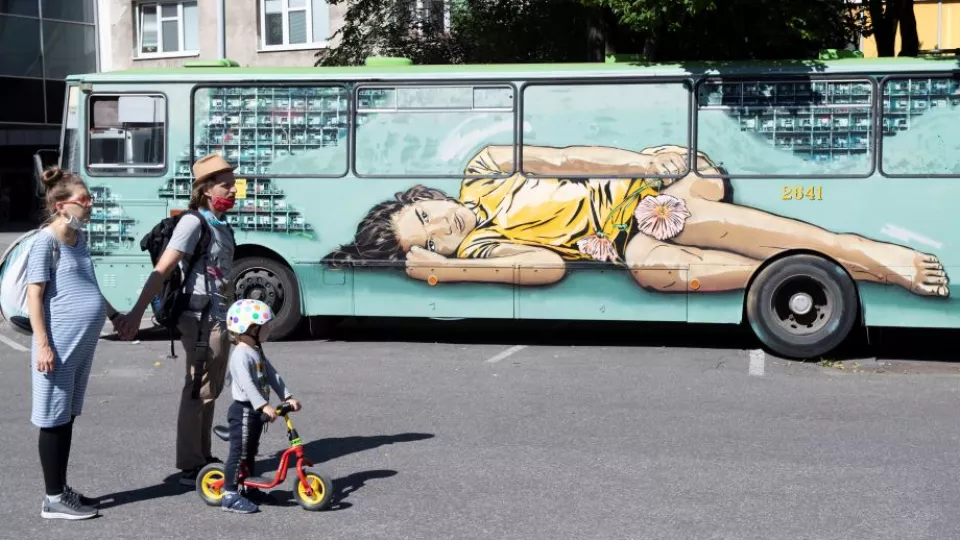 Na snímke pomaľovaný autobus Karosa B741 na Kamennom námestí, ktorý je súčasťou podujatia bratislavského Street Art festivalu.