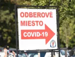 Na snímke tabuľa so šípkou označujúcou smer na odberové miesto COVID-19 pri Fakultnej nemocnici v Trnave