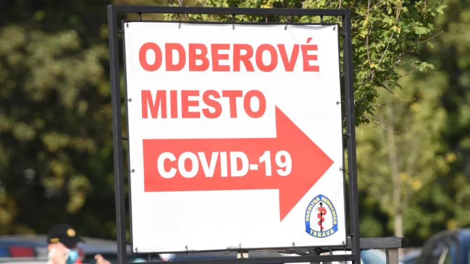 Na snímke tabuľa so šípkou označujúcou smer na odberové miesto COVID-19 pri Fakultnej nemocnici v Trnave