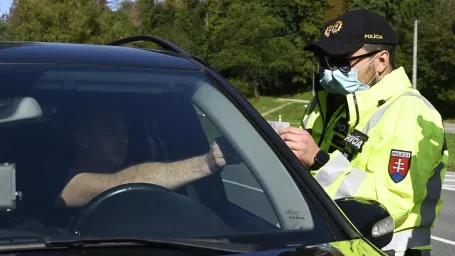 Policajti kontrolujú vodičov prichádzajúcich z Českej republiky na hraničnom priechode v obci Drietoma, okres Trenčín. Od piatku začali na hraniciach s Českou republikou náhodné policajné kontroly.