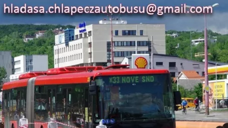 Mladá žena stretla svojho neznámeho v tomto autobuse.