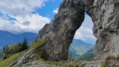 Skalné okno na Ohništi je jedinečným prírodným úkazom.