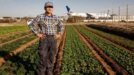 Letisko postavili aj napriek odporu farmárov. Pár z nich sa odmieta podvoliť aj po desaťročiach.