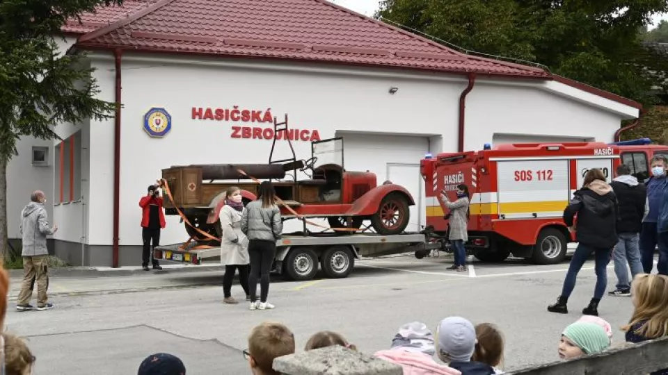 Deti z materskej školy sledujú návrat historického hasičského vozidla Chevrolet z roku 1939