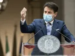 Taliansky premiér Giuseppe Conte oznámuje ďalšie opatrenia zamerané na zastavenie šírenia nového koronavírusu v dôsledku rastúceho počtu nakazených v Ríme v nedeľu 25. októbra 2020.