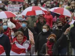 Ľudia, väčšinou dôchodcovia so starými bieloruskými národnými zástavami pochodujú počas opozičného protestného zhromaždenia proti výsledkom prezidentských volieb v bieloruskom Minsku 26. októbra 2020.