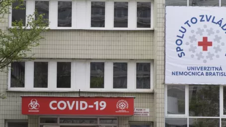 Na snímke vchod do Univerzitnej nemocnice Bratislava