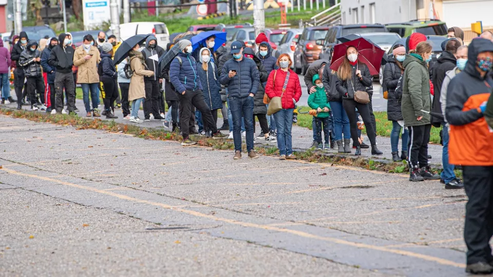 Na snímke ľudia čakajú na testovanie na Starých Gruntoch, 31. októbra 2020 v Bratislave.