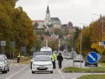 Na snímke autá čakajúce na odberné miesto na výstavisku Agrokomplex v Nitre 31. októbra 2020.