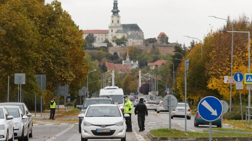 Na snímke autá čakajúce na odberné miesto na výstavisku Agrokomplex v Nitre 31. októbra 2020.