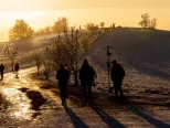 Na snímke turisti sa prechádzajú na vrchu Veľká Javorina v Bielych Karpatoch