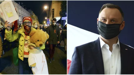 Mladí ľudia protestujú ôsmy deň v rade proti novému zákonu o interrupciách vo Varšave, vpravo poľský prezident Andrzej Duda