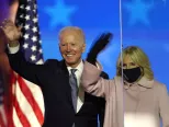 Demokratický kandidát na prezidenta USA a bývalý americký viceprezident Joe Biden prichádza s manželkou Jill Bidenovou vystúpiť s príhovorom k svojim stúpencom