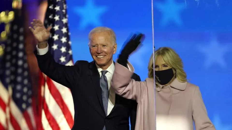 Demokratický kandidát na prezidenta USA a bývalý americký viceprezident Joe Biden prichádza s manželkou Jill Bidenovou vystúpiť s príhovorom k svojim stúpencom