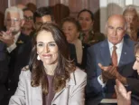 Novozélandská premiérka Jacinda Ardernová (uprostred) reaguje počas slávnostného sľubu