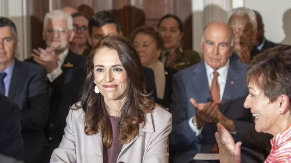 Novozélandská premiérka Jacinda Ardernová (uprostred) reaguje počas slávnostného sľubu