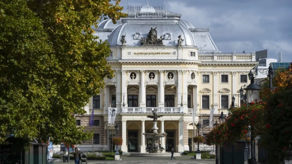 Na snímke prázdne Hviezdoslavovo námestie a v pozadí historická budova SND