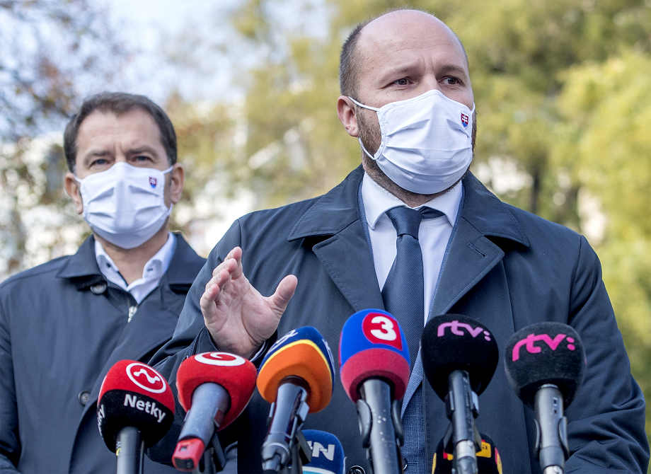 Predseda vlády SR Igor Matovič (vľavo) a minister obrany Jaroslav Naď.