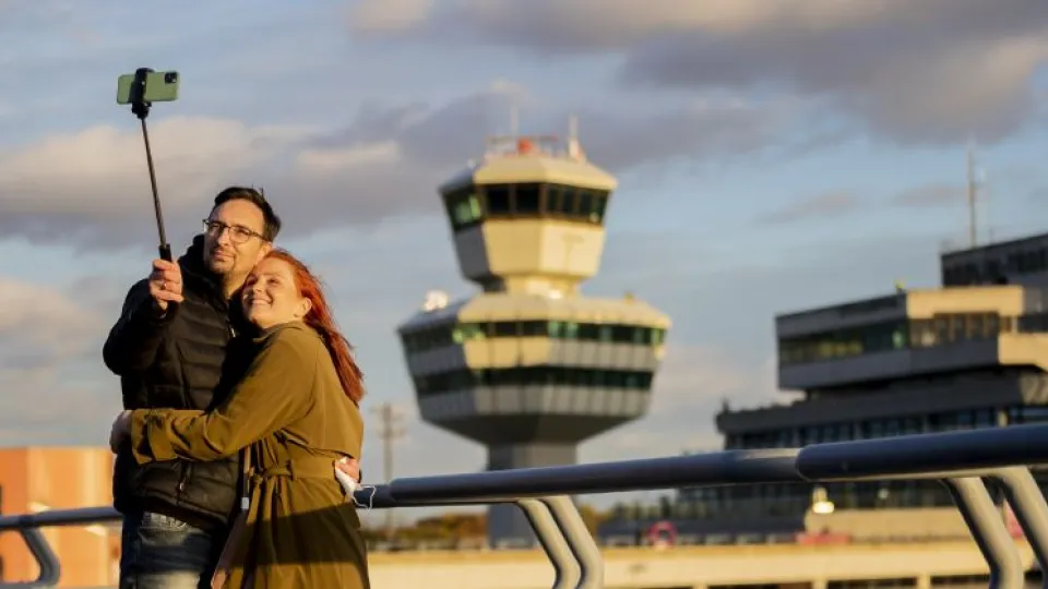 Pár sa fotí pred posledný letom pred vežou na terase pre návštevníkov Letiska Berlín-Tegel