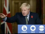 Britský premiér Boris Johnson hovorí počas virtuálnej tlačovej konferencie o koronavírusovej pandémii 9. novembra 2020 v Londýne.