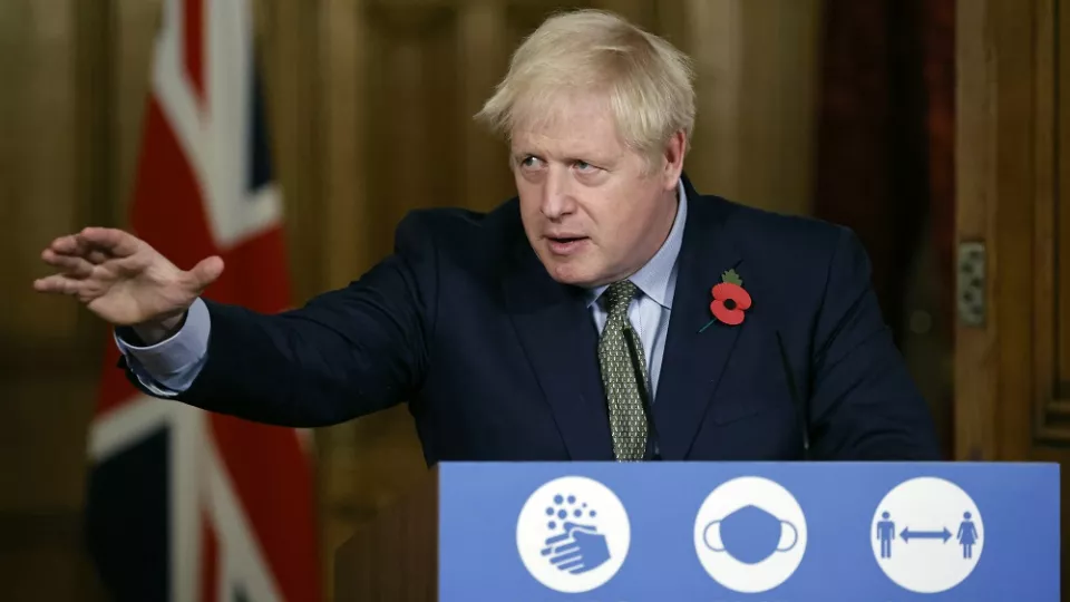 Britský premiér Boris Johnson hovorí počas virtuálnej tlačovej konferencie o koronavírusovej pandémii 9. novembra 2020 v Londýne.