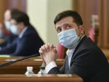 Na archívnej snímke z 31. marca 2020 ukrajinský prezident Volodymyr Zelenskyj s ochranným rúškom počas mimoriadnej parlamentnej schôdze v Kyjeve.