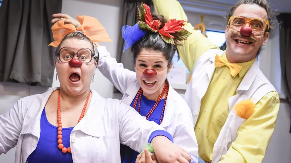 Na archívnej snímke zdravotní klauni z občianskeho združenia Červený nos Clowndoctors