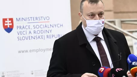 Na snímke minister práce, sociálnych vecí a rodiny SR Milan Krajniak (Sme rodina) počas tlačovej konferencie po podpise zmluvy na poskytnutie finančnej pomoci na podporu zamestnanosti v regióne horná Nitra 10. novembra 2020 v Prievidzi.