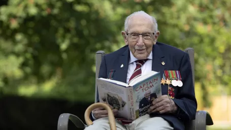 Na archívnej snímke je britský vojnový veterán Tom Moore.