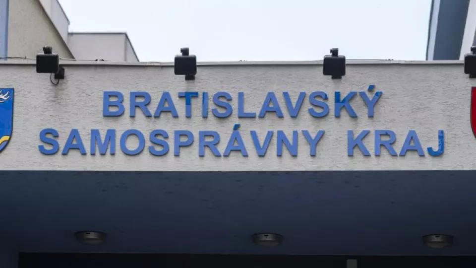 Na snímke nápis na budove, v ktorej sídli Bratislavský samosprávny kraj (BSK)