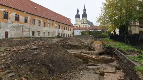 Na mieste terajšieho roky opusteného ihriska pri synagóge na Halenárskej  ulici v Trnave  má vzniknúť nový mestský oddychový priestor. Pred začatím stavebných úprav sa na potenciál územia pozreli archeológovia.