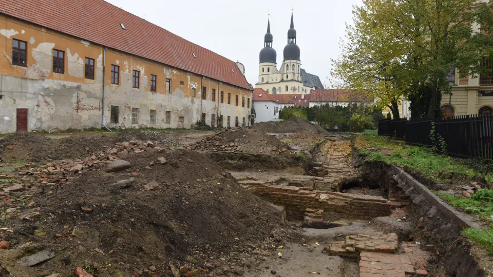 Na mieste terajšieho roky opusteného ihriska pri synagóge na Halenárskej  ulici v Trnave  má vzniknúť nový mestský oddychový priestor. Pred začatím stavebných úprav sa na potenciál územia pozreli archeológovia.