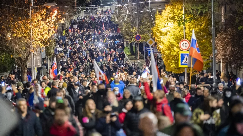 Na snímke demonštranti smerujú k parlamentu  počas protivládneho protestu v Bratislave v utorok 17. novembra 2020.