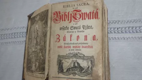 Vo Vrbovčianskej izbe sa nachádza aj biblia z roku 1787.