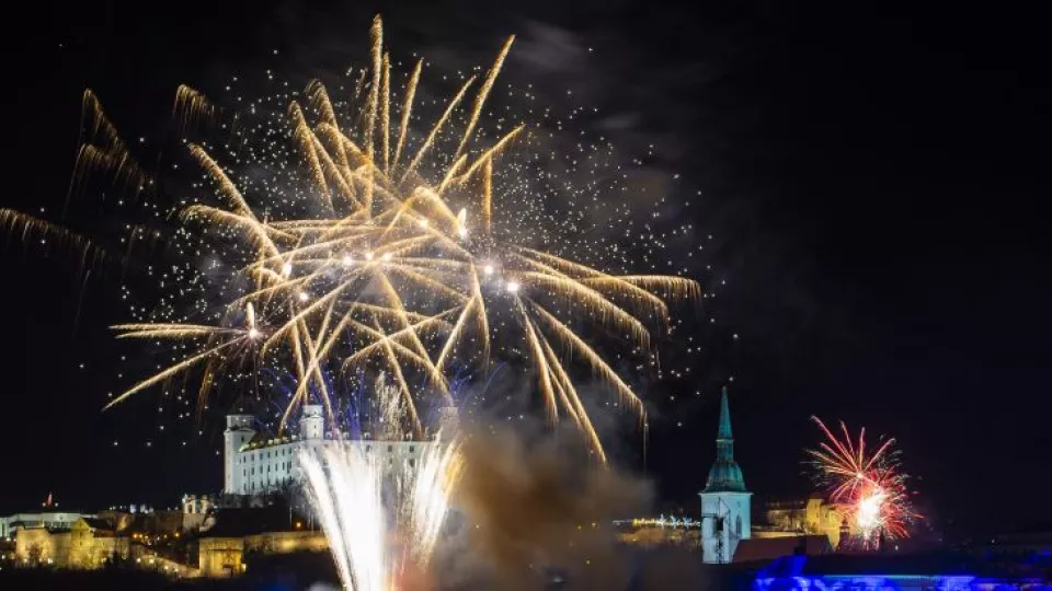 Pohľad na ohňostroj počas novoročných osláv 1. januára 2019 v Bratislave.