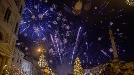 Na snímke novoročný ohnňostroj na Námestí SNP v Banskej Bystrici v stredu 1. januára 2020.