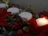 Na snímke adventný veniec s prvou horiacou sviečkou počas prvej adventnej nedele v Trebišove 29. novembra 2020.