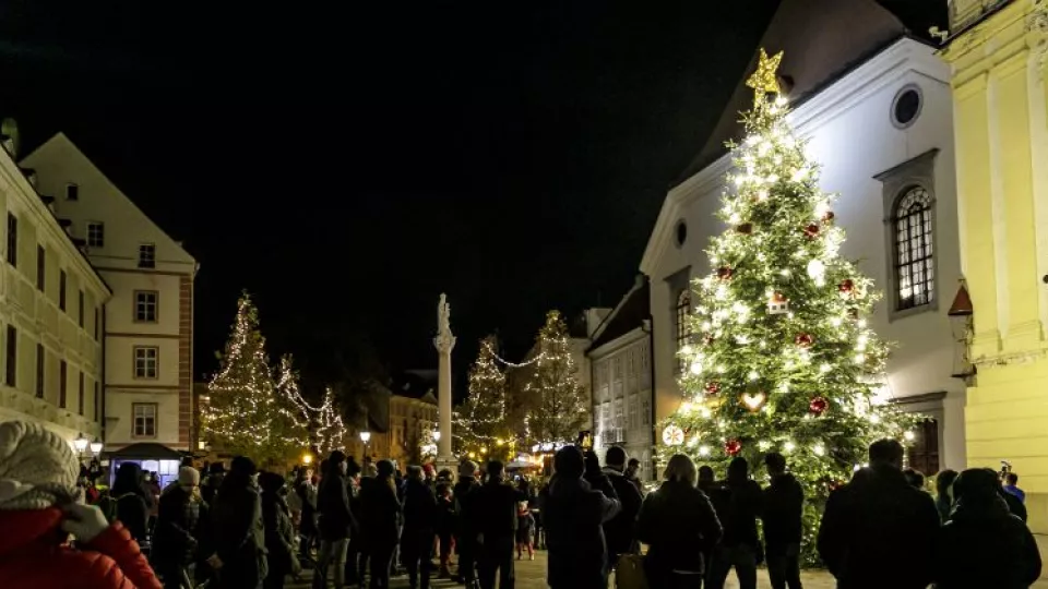 Na snímke rozsvietený vianočný stromček na Hlavnom námestí