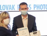 Na snímke vpravo víťaz 9. ročníka Grand Prix Slovak Press Photo 2020 Tomáš Benedikovič si preberá cenu za sériu Proces od Evy Pauliakovej (vľavo) z Asociácie tlačených a digitálnych médií (ATDM)