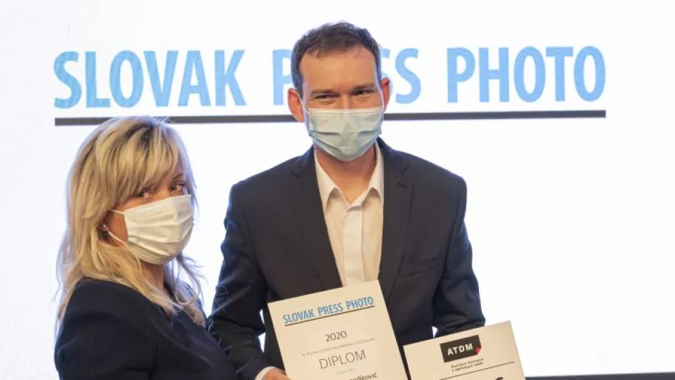 Na snímke vpravo víťaz 9. ročníka Grand Prix Slovak Press Photo 2020 Tomáš Benedikovič si preberá cenu za sériu Proces od Evy Pauliakovej (vľavo) z Asociácie tlačených a digitálnych médií (ATDM)