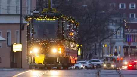 Vysvietená tradičná Vianočná električka v Bratislave 6. decembra 2019.